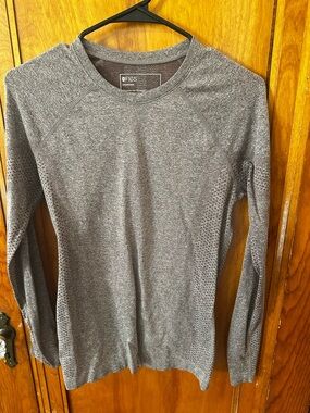 FIGS Women’s Gray Seamless Long-Sleeve Scrub Top